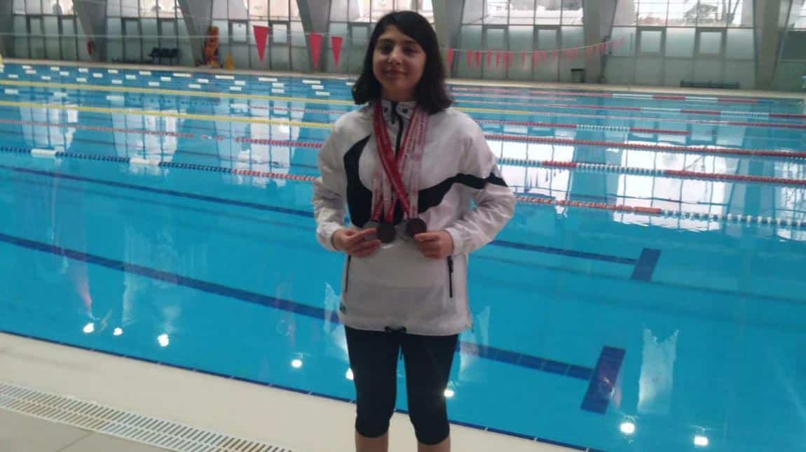 Öğrencimiz Asya Hazel ÜNVER yüzme yarışmasında 2.oldu.